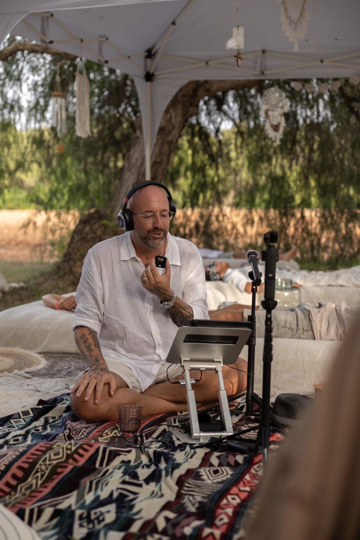 Mike führt die Journey live über Funk-Kopfhörer